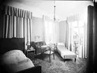 Grand Central Hotell. Badrum. Den 10 juli 1929.
Byggdes 1875 - 76 och fick namnet Hotel Prins Oscar, nuvarande namnet erhölls år 1891 och gjordes om till ett moriskt kafé. 1896 uppfördes i anslutning till trädgården en musikpaviljong i barockstil. 1919 köpte Oscar Zedrén hotellet.