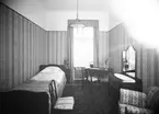 Grand Central Hotell. Enkelrum. Den 10 juli 1929.
Byggdes 1875 - 76 och fick namnet Hotel Prins Oscar, nuvarande namnet erhölls år 1891 och gjordes om till ett moriskt kafé. 1896 uppfördes i anslutning till trädgården en musikpaviljong i barockstil. 1919 köpte Oscar Zedrén hotellet.