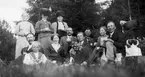 Utflykt till skogen från vänster 1. Elsa Ö. Hedlund, 2. Lars Fällgren, 3. John Östlund, 4. Maria Östlund, 5. Levina Ö. Fällgren, 6. Anna Östblom, 7. okänd, 8. Jinus Östlund,  9. Jöns Östblom, 10. Mary Ö. Engberg och 11. Lars Östlund.