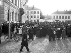 Folksamling på Rådhustorget.                    Tidsomfånget är 1900 - 1940