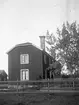 Okänd stuga med trädgård.                     Tidsomfånget är 1900 - 1940