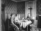 Mamma, Folke, Pappa, Ragnar och Alli Johansson.                    Tidsomfånget är 1900 - 1940