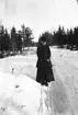 Sigrid Paues på promenad. Vintertid. Tidsomfånget är 1900 - 1940