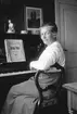 Sigrid Paues vid pianot. Tidsomfånget är 1900 - 1940
