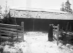 Vid grinden. Tidsomfånget är 1900 - 1940