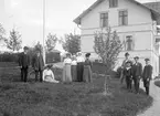 I trädgården. Tidsomfånget är 1900 - 1940