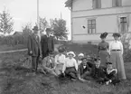 I trädgården. Tidsomfånget är 1900 - 1940