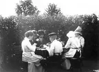 Kaffetår i trädgården. Tidsomfånget är 1900 - 1940