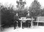 I trädgården. Tidsomfånget är 1900 - 1940