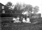 I trädgården. Tidsomfånget är 1900 - 1940