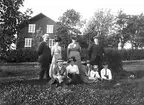 I trädgården. Tidsomfånget är 1900 - 1940
