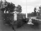 I trädgården. Tidsomfånget är 1900 - 1940