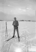 På skidor. Tidsomfånget är 1900 - 1940