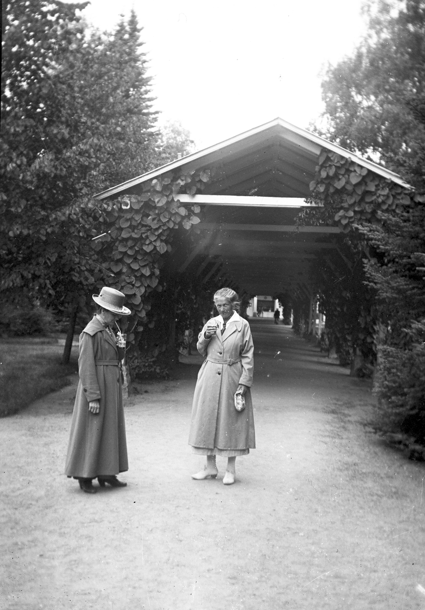 Dricker saft i parken. Tidsomfånget är 1900 - 1940