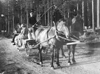Häst och vagn. Tidsomfånget är 1900 - 1940
