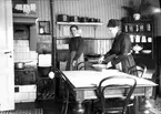 I köket. Tidsomfånget är 1900 - 1940