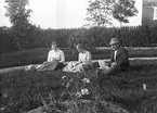 I trädgården. Tidsomfånget är 1900 - 1940