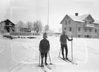 Skidåkning en vinterdag. Tidsomfånget är 1900 - 1940