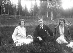 Lärarinnan Hilda Hedvall, Gustav Karlsson och okänd kvinna, Annefors.