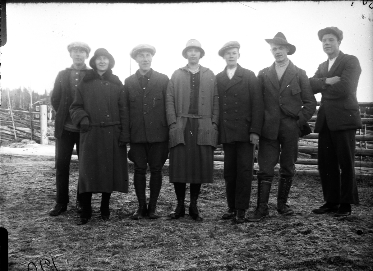Till vänster Erik Brosten, född 1906-07-12, död 1938-05-30, 2:a fr. vänster : Ester Granath, Annefors, gift Röjd, Holmsveden
