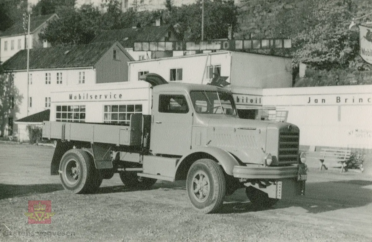FWD lastebil med lasteplan. Sannsynligvis samme bil som på bilde NVM 00-F-34013. Usikkert hvor dette bildet er tatt, om det er Kristiansand. 

Bilde 1) 
04.03.2019: "Bildet er tatt på Sanden i Arendal etter gjenfylling av kanalen". 

Bilde 2)
04.03.2019: "Det andre bildet (følg høyrepil) med to FWD  er tatt utenfor jernbanestasjonen i Kristiansand".  Opplysninger fra Ivar Stav.