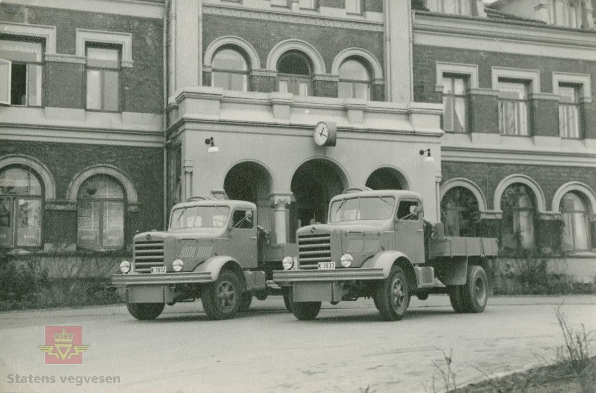FWD lastebiler med lasteplan med kjennemerke K-3832 og K-3833 i Kristiansand. "Ingeniørvesenet i Kristiansand kommune brukte mye av budsjettet for 1954 til å kjøpe inn to FWD 220 med bensinmotor til en pris av 80 000 kroner pr stykk. For 160 000 kroner kunne etaten ha kjøpt seks vanlige lastebiler. Disse FWDène var eneggede tvillinger. De hadde chassisnummer etter hverandre og var bygget opp helt identisk med tipp, kran og brøytefeste. Nyttelasten var 4 tonn. K-3833 ble utrangert i 1966, mens K-3832 fikk innvilget dieselmotor og var i drift til i 1969. Dette var siste versjon av fabrikkens eget førerhus, med hjørnevinduer i bakkant." Sitat fra  Asbjørn Rolseth` lastebilleksikon: "Norsk lastebilleksikon-bind II-Lastebiler i Norge 1940-1990." 

13.10.2017: "Dette er tatt foran jernbanestasjonen i Kristiansand". Opplysninger til bildet fra Ivar E. Stav.