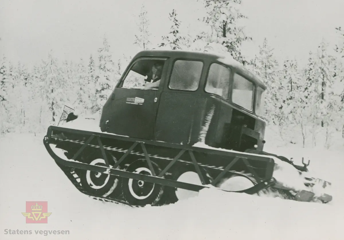 Bombardier Muskeg.  "Muskeg var først og fremst en lastbærer som etterhvert ble utstyrt med vinsj, kraner, graveutstyr og mye mer. Men det var også planer for å bygge den om for persontransport. Myndighetene hadde imidlertid innvendinger. Likevel ble det i privat regi  bygd om noen Muskeger til bruk i turistnæringen. Lastbæreren fikk et relativt høyt og stort busskarosseri med mye plexiglass." Jf. "Familiefirmaet-utenom allfarvei/2000 årsboken." Colbjørnsen & Co A/S, av Bjørn Ausjen Johannessen.