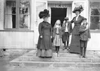 Annorna och barnen. Den 18 juni, på förmiddagen