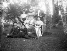 Gruppbild i parken. År 1898