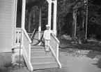 Acke på trappan. Den 24 maj 1908.