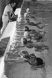 Simkurs på Lillhagsbadet, Bomhus. Från utställningen "Gävlar