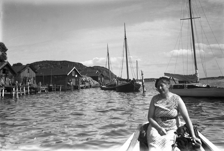 Nordkoster, utanför Johanders brygga En kvinna sitter i en båt.