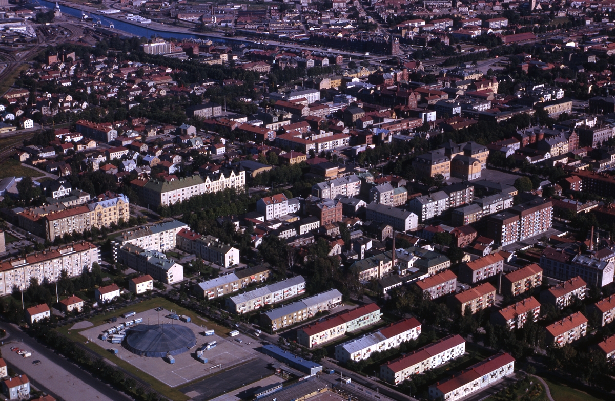 Flygbild över Gävle, norra stadsdelen. Nynäs idrottsplats i bildens vänstra hörn.