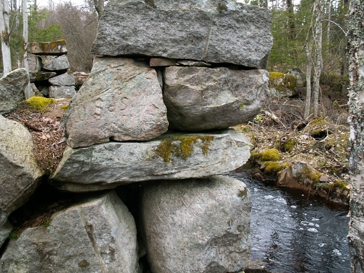 Sågverkslämning
Foto av minnesinskription. På sågverksruinens nordvästra hörn är bokstäverna SPSM inhuggna i en sten (upp och ner). 
Lämningarna benämns Häradsbäcks sågkvarn av ortsbor. 
På platsen finns en kvarn markerad på Häradskartan från år 1660 (Ruuths).
Raä 505 b, 2006-04-20, reg i FMIS.