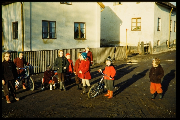 Barn på Gamla Norrvägen i Växjö. 1956. Segerdal, Lillestan.