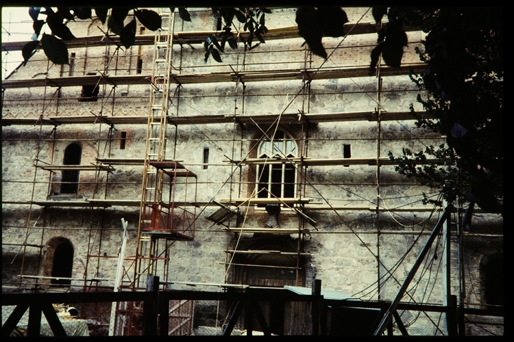 Växjö domkyrkam 1959. Under renovering, västra fasaden.