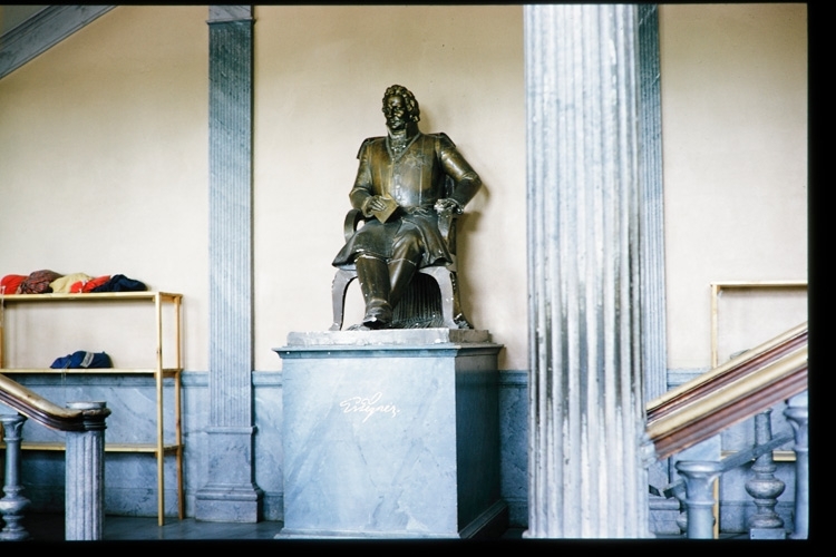 Statyn av Esaias Tegnér i läroverkets trapphall. Växjö, 1963.