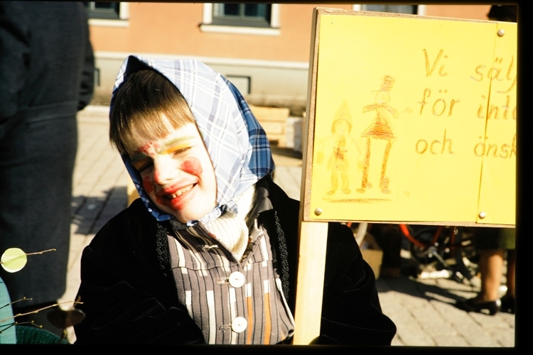 Flicka utklädd till påskkärring. Växjö, mars 1970.