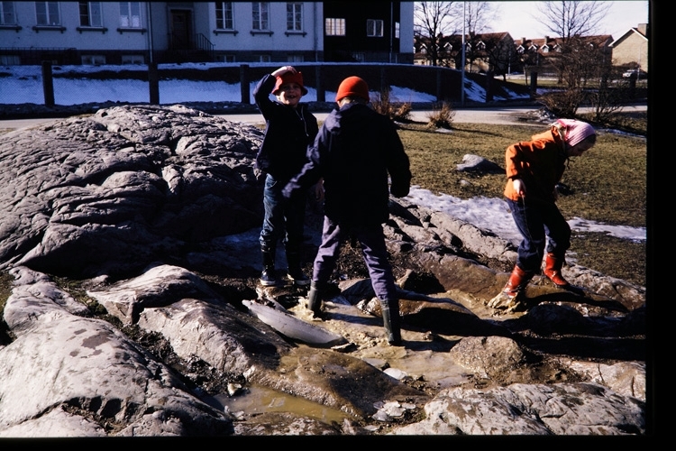 Lekande barn trampar is vid Ulriksbergskolan i Växjö, 1971.
