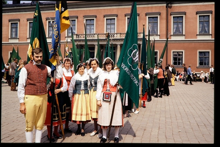 Centerpartiets riksstämma, Växjö 1972. Skaraborgs distrikt uppställda på Stortorget inför parad.