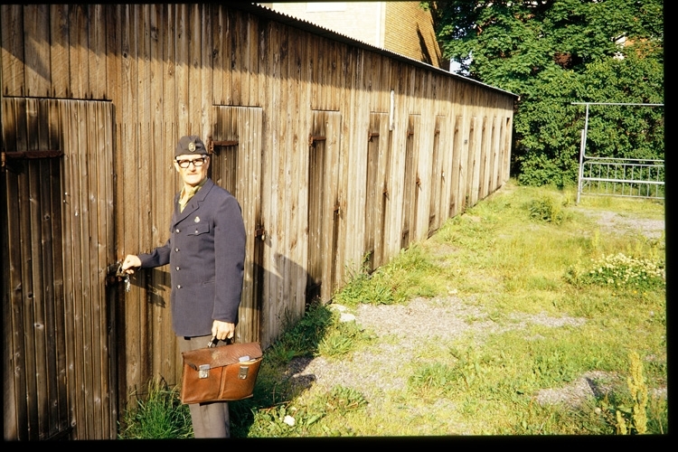 Valfrid Stenholm vid på Frälsningsarméns gård. Växjö, 1974.