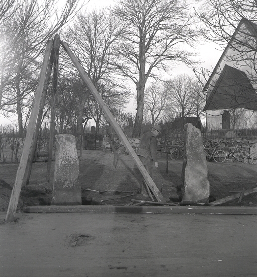 Flyttning av runstenar vid Aringsås kyrka, 1940.12.