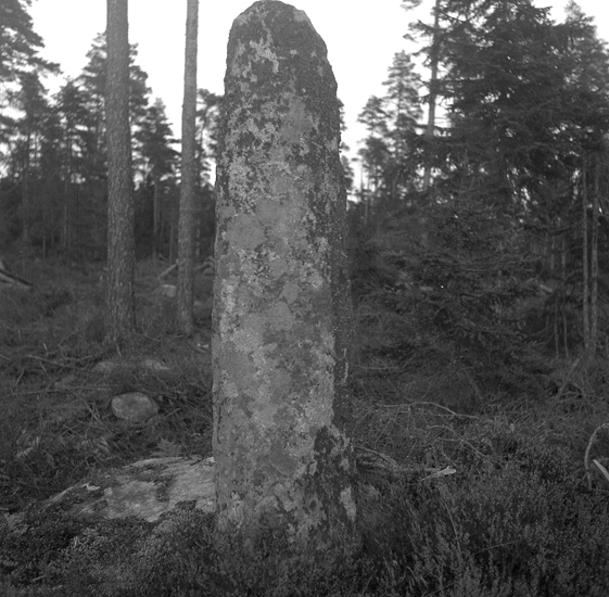 Foto av en milstolpe av sten. 
Inskrift: "1/4 MIL."
6300 m S om Herråkra kyrka. 1 m Ö om vägen.
Vägen Herråkra-Lessebo. 
Källa: Kronobergs läns väginventering 1943.