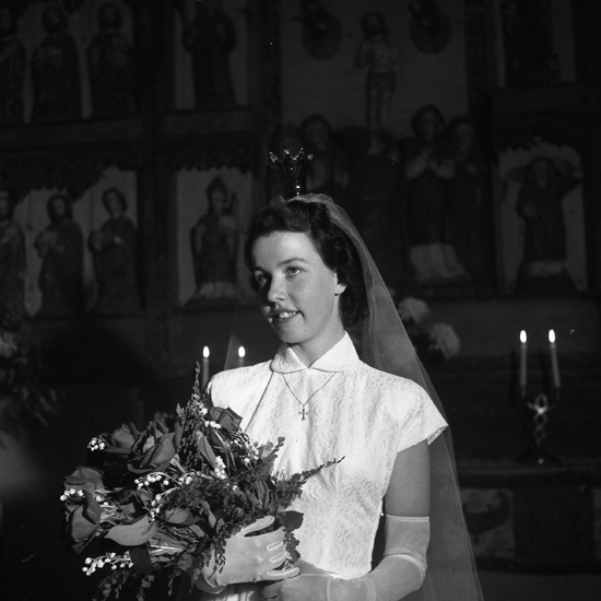 Ulla Britt Johansson och Lars Hasselgren vigda 26 september 1953 i kyrksalen, Smålands museum.