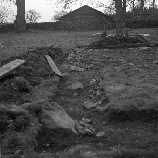 Undersökning av grundmursrester till Tegnaby gamla kyrka. 1953.