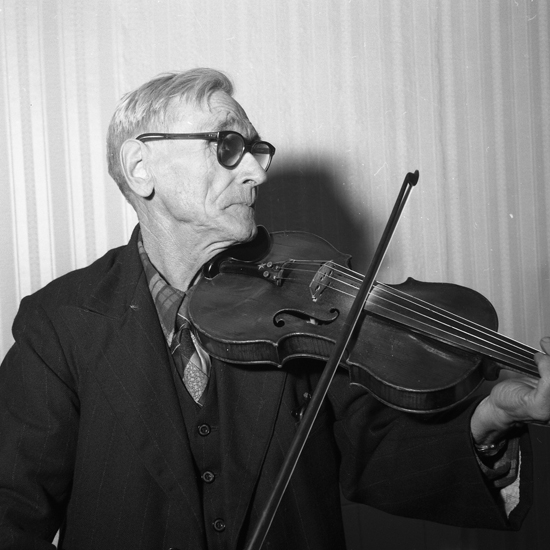 Tingsås, Källehult. Axel Sjölander spelar in låtar för Sveriges radios folkmusikarkiv. 1958.