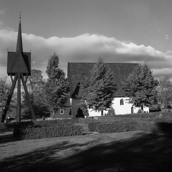 Sjösås gamla kyrka med klockstapel.