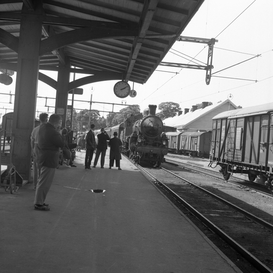 Tåg vid järnvägsstation. Alvesta (?).