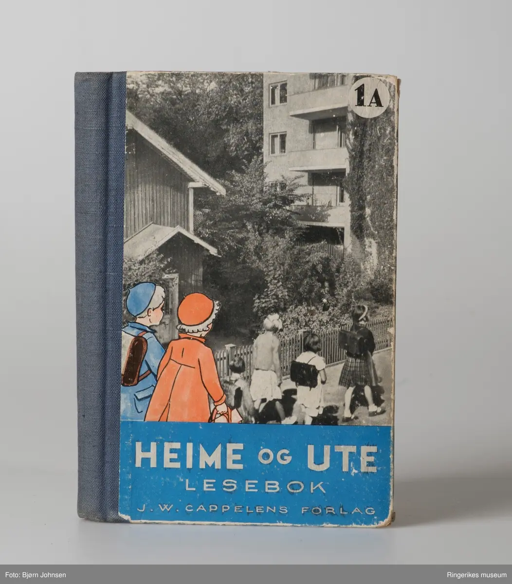 To lesebøker har bilder av barn, Nordal Rolfsens lesebok -1914, har en bred bord , den yngre utgaven - mann som skuer over et landskap