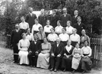 Gruppbild vid predikantbostaden i Skog. Omkring 1910. Predikant Bäcklund.